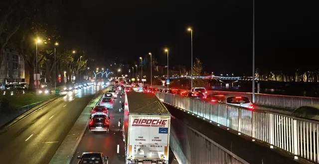 photo  des bouchons de plusieurs kilomètres sur les voies sur berges à angers le 5 décembre 2025.  &copy;  ouest-france 