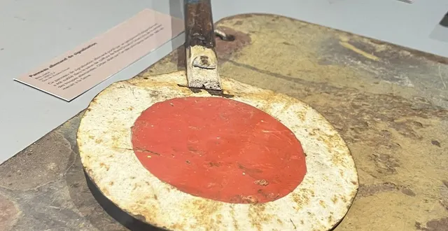 photo  cette raquette de signalisation, utilisée par la police militaire allemande dans les années 1940, a été retrouvée dans un salon de coiffure à orbec, près de lisieux.  &copy;  mémorial de montormel – cd61 