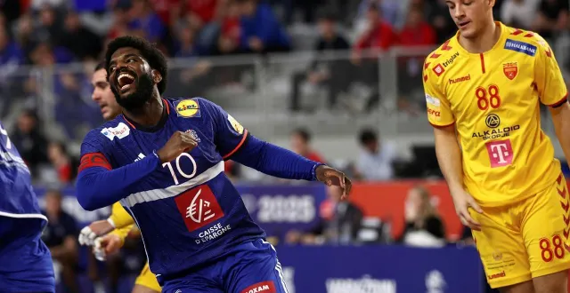 photo  le français dika mem célèbre un but contre la macédoine du nord, le 25 janvier 2025 à varazdin, en croatie, en phase de poule de la coupe du monde.  &copy;  photo : afp 