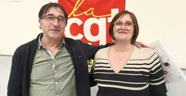 photo  stéphanie takacs, à droite, succède à xavier dupeyroux à la tête de la cgt en maine-et-loire.  &copy;  ouest-france 