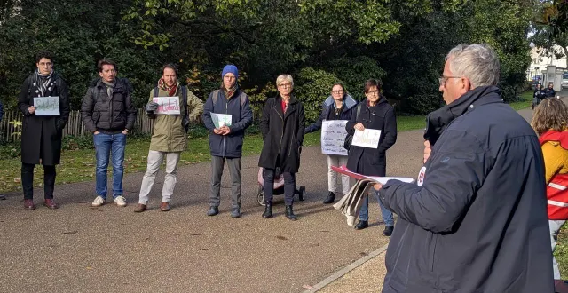 photo  une partie des manifestants venus soutenir, ce vendredi 5 décembre 2025, un enseignant de l’université catholique de l’ouest menacé de licenciement.  &copy;  ouest-france 