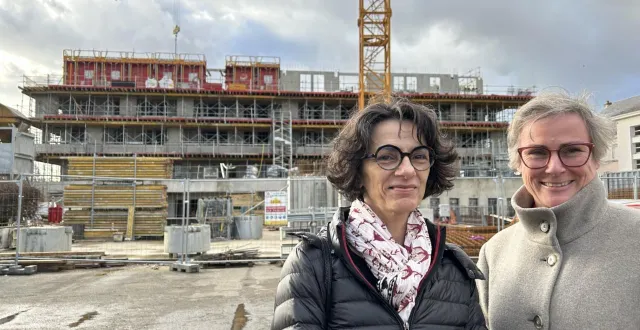 photo  maëva rahal et isabelle ali, orthophonistes à coulaines, sont les coordinatrices de la maison de santé pluridisciplinaire. ici, devant les futurs bâtiments de la maison de santé.  &copy;  ouest-france 
