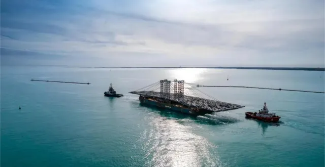 photo  la barge transportant le tablier du futur pont anne-de-bretagne est en attente dans le golfe de cadix, au sud du portugal. sa date d’arrivée donne quelques angoisses aux commerçants de l’ouest de l’île de nantes.  &copy;  @cimolaï / nantes métropole 