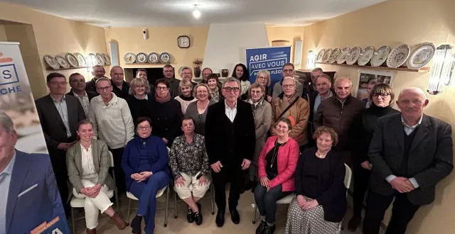photo  la liste de michel da silva (ici au centre et au premier plan), candidat aux élections municipales de la flèche (sarthe) a été présentée ce vendredi 5 décembre 2025.  &copy;  ouest-france 
