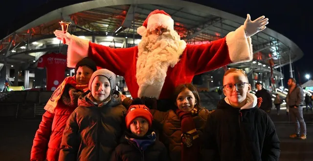 photo  le père noël est bien arrivé au stade marie-marvingt.  &copy;  photo : le maine libre - denis lambert 