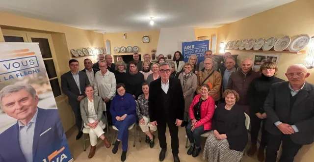 photo  la liste agir avec vous à la flèche, présentée ce vendredi 5 décembre 2025, compte 35 membres.  &copy;  le maine libre - louis gohin 