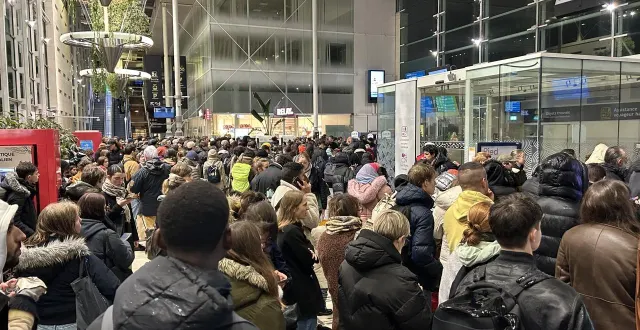photo  les usagers ont pu rentrer en gare à partir de 21 heures, plus de deux heures après en avoir été évacués.  &copy;  co - emmanuel vautier 