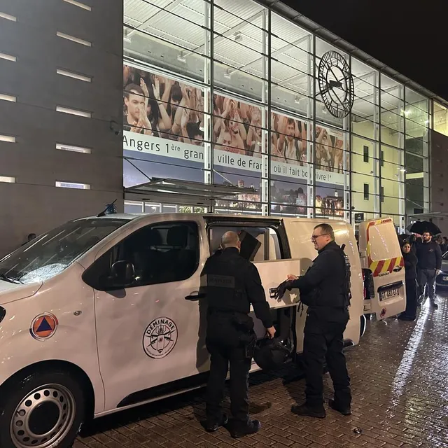 photo à leur arrivée, les démineurs ont été applaudis par les usagers qui patientaient aux abords de la gare.  ©  co - emmanuel vautier