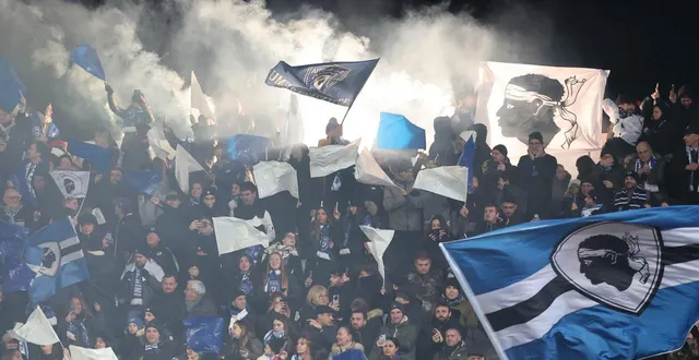 photo  le match de ligue 2 opposant bastia au red star vendredi 5 décembre au stade armand cesari a été arrêté peu avant l’heure de jeu après qu’un jet de fumigène a touché un joueur francilien alors que le club célébrait ses 120 ans  &copy;  afp 