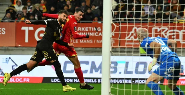 photo  sur une tête parfaite en fin de première période, antoine rabillard permettait au mans fc de prendre l’avantage face à amiens.  &copy;  le maine libre – denis lambert 