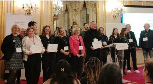 photo  à gauche, isabelle raimbault, aline villière et julie delsalle lors de la cérémonie de remise des prix au palais du luxembourg.  &copy;  doc. remis 