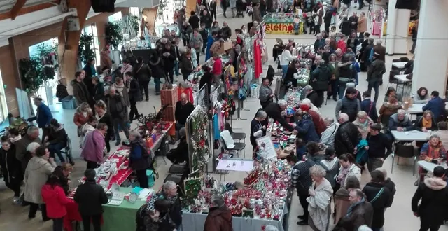 photo  l’habituel marché de noël qui se déroule salle athlétis aux ponts-de-cé est une occasion de rencontres humaines de qualité. celui organisé fin novembre n’a pas dérogé à la règle. le nouveau président du comité des festivités, gérard guioullier s’est montré particulièrement satisfait : « au total, 112 exposants créateurs ont répondu présents. c’est le maximum que nous pouvions accueillir. il nous est agréable de favoriser l’exposition de jeunes créateurs de la région. »  &copy;  co 