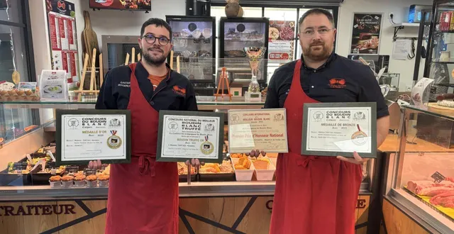 photo  la boucherie-charcuterie pantais, ici représentée par alexandre pantais (à droite) et gaétan rogereau, a reçu quatre prix au dernier concours international du boudin blanc.  &copy;  co 