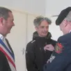 photo  sous les yeux du maire, jérôme foyer, daniel jautreau, président de l’unc décore laurent quéveau pour son militantisme. 