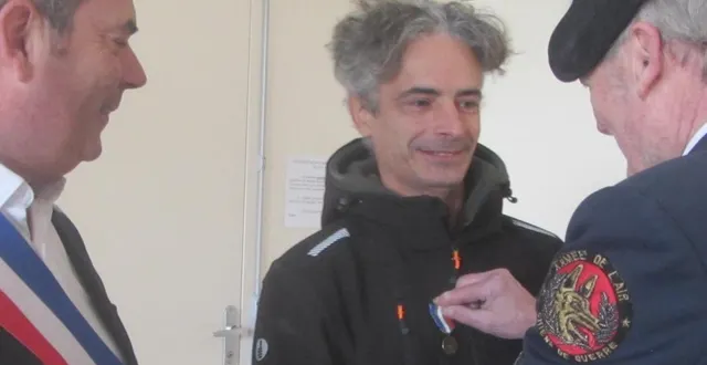 photo  sous les yeux du maire, jérôme foyer, daniel jautreau, président de l’unc décore laurent quéveau pour son militantisme.  &copy;  ouest-france 