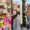 photo  dans la rue nationale, guillaume ploquin et élise roy, en pleine décoration d’une des trente vitrines chalonnaises. 