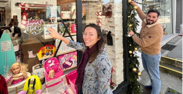 photo  dans la rue nationale, guillaume ploquin et élise roy, en pleine décoration d’une des trente vitrines chalonnaises.  &copy;  ouest-france 