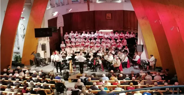 photo  comme ici en décembre 2024, le concert de noël est toujours un moment attendu. les musiciens de trémentines, la tourlandry et saint-lambert-du-lattay, avec les chorales paroissiales chemilloises, seront ce dimanche 7 décembre, à 15 h, en l’église de la tourlandry. entrée libre (corbeille).  &copy;  archives ouest-france 