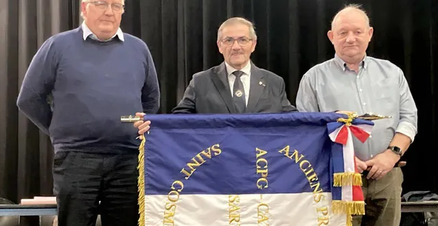 photo  le nouveau drapeau avec de gauche à droite : eric mroczkowski, yves longobardi et philippe richard.  &copy;  le maine libre 