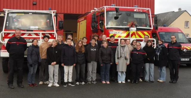 photo  les quinze collégiens ont découvert le centre de secours.  &copy;  le maine libre 