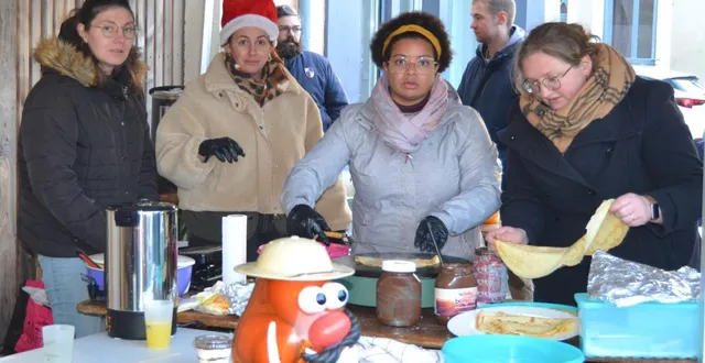 photo  même en se relayant personne n’a chômé aux crêpes, gâteaux et vin chaud.  &copy;  le maine libre 