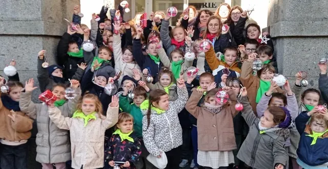 photo  mercredi, quarante-neuf enfants du centre de loisirs âgés de 3 à 11 ans ont décoré le haut de ville pour noël. « c’est une première, précise sylvie talloneau, adjointe. chaque mercredi, ils ont participé à un atelier pour les préparer. » leurs décorations ont convaincu. centre de loisirs du domfrontais : contact : tél. : 06 49 22 48 20 ou par mail : acmdudomfrontais.com.  &copy;  ouest-france 