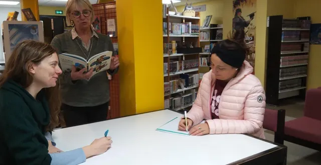 photo  alexandra goubin (responsable à la médiathèque) et amélie testent la dictée sous la direction d’evelyne foubert.  &copy;  ouest-france 