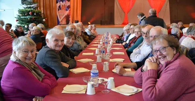photo  les seniors besséens se sont retrouvés autour de belles tablées au goûter de noël.  &copy;  ouest-france 