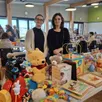 photo  heidi, élodie et leurs stands de jouets. 