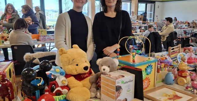 photo  heidi, élodie et leurs stands de jouets.  &copy;  ouest-france 