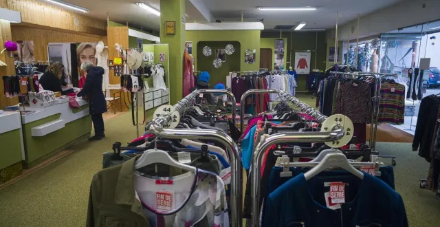 photo  fin de série et fin d’activité pour l’emblématique magasin de vêtements de marolles-les-braults… jusqu’à sa prochaine activité.  &copy;  le maine libre - denis lambert 