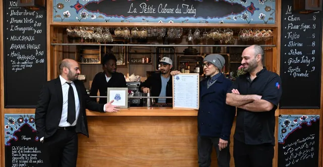 photo  angers, rue de l’espine, le 4 décembre 2025. le tadig de mani saeidi, amir abbasi et fariborz zaki (de gauche à droite) dispose d’une exceptionnelle cour carrée intérieure.  &copy;  co – josselin clair 