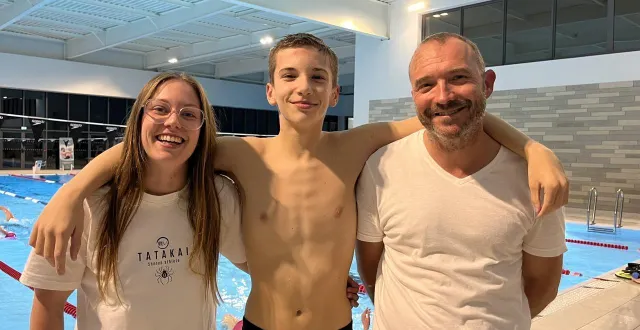 photo  la ferté-bernard, mardi 2 décembre 2025. le jeune guillaume desaintpol à l’entraînement dans la piscine vénizi’o, entouré de ses coachs maëlis mouton et cyril foreau.  &copy;  le maine libre 