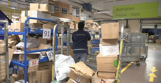 photo  comme ici à parthenay, les plateformes de la poste sont confrontées à une arrivée massive de colis depuis la fin du mois de novembre. l’activité s’annonce encore soutenue jusqu’à la fin du mois.  &copy;  archives co-marie delage 