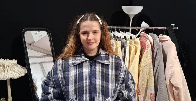 photo  mariana oliveira seara devant ses créations.  &copy;  le maine libre 