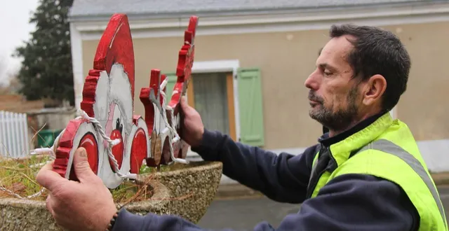 photo  l’ancien militaire et seul agent technique de la petite commune de la fontaine-saint-martin, près de la flèche (sarthe), david yaigre décore chaque année les rues du village à l’approche de noël.  &copy;  ouest-france 