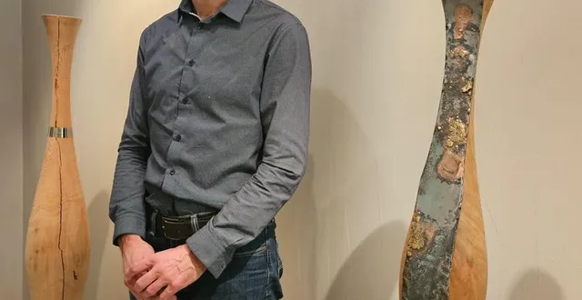 photo  sébastien bouisset, entre deux de ses totems réalisés sur commande.  &copy;  le maine libre 