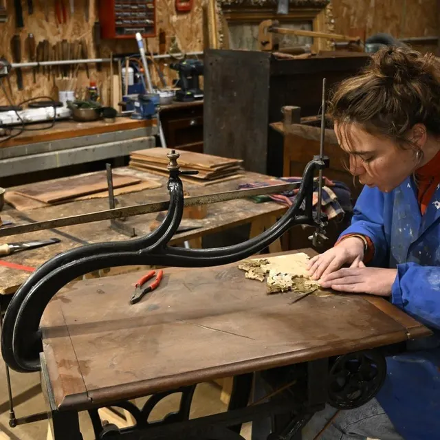 photo après un cap d’ébénisterie, romy hamon s’est spécialisée en marqueterie. elle pratique aussi la dorure et la peinture sur bois.  ©  marc ollivier/ouest-france