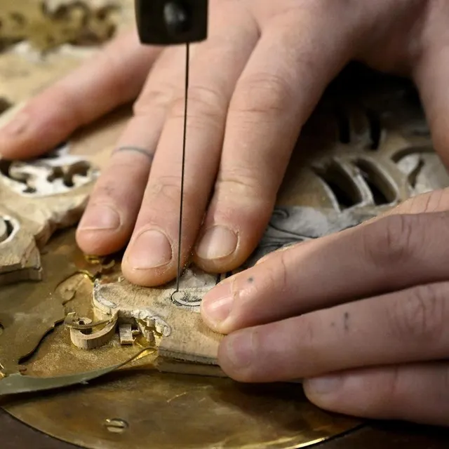 photo romy hamon utilise des machines anciennes comme cette scie à chant tourner qui fonctionne à la force des mollets. « j’ai été formée avec ces outils. »  ©  marc ollivier/ouest-france