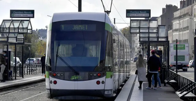 photo  le 7 novembre 2025, un jeune homme descend du tramway, arrêt saint-félix à nantes, mais son bras reste coincé dans la porte alors que la rame se remet en marche en direction du cardo (photo d’illustration).  &copy;  jérôme fouquet/ouest-france 