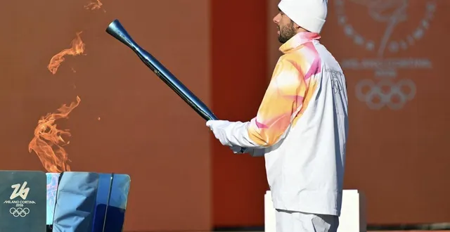 photo  gregorio paltrinieri avec la flamme olympique.  &copy;  alberto pizzoli / afp 