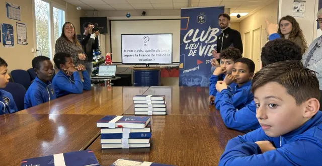 photo  cholet, mercredi 3 décembre 2025. des jeunes licenciés du cholet football club sont engagés dans une opération éducative pilotée par la fédération française.  &copy;  co - freddy reigner 