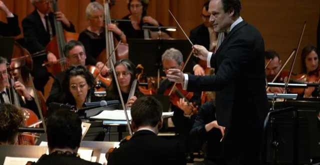 photo  centre de congrès, 4 décembre. le directeur musical sascha goetzel en plein « concert de noël » avec l’onpl.  &copy;  photo co jérôme hurstel 