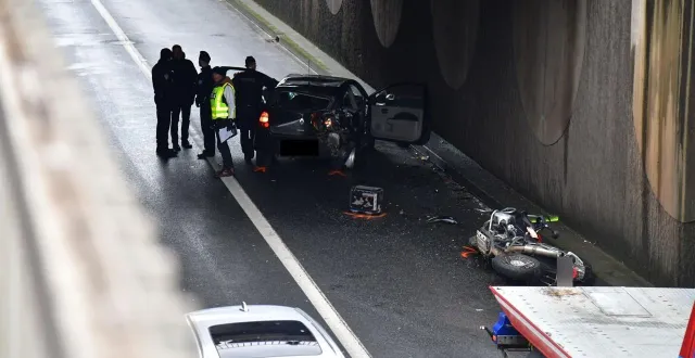 photo  une moto a percuté une twingo sur la rocade de niort ce samedi 6 décembre 2025.  &copy;  co - marie delage 