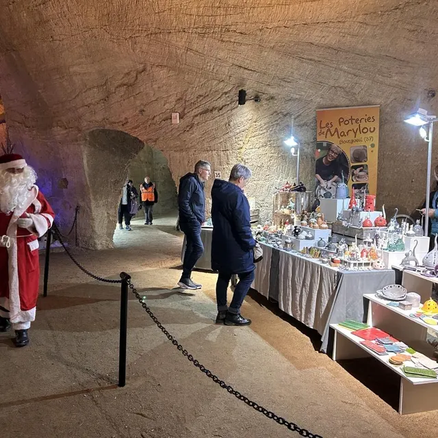 photo gros week-end pour le père noël, présent à doué-la-fontaine pour accueillir le public.  ©  co - yvan georget