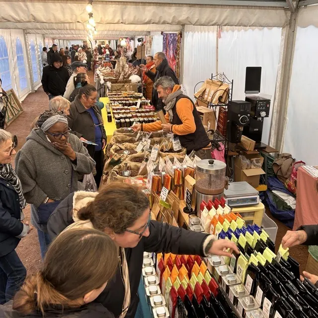 photo le marché de noël se tient dans les caves et sous des barnums installés à l’extérieur.  ©  co - yvan georget