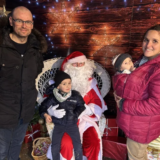 photo angelina et françois sont venus de saint-sylvain-d’anjou pour découvrir le marché de noël avec leurs jeunes enfants.  ©  co - yvan georget