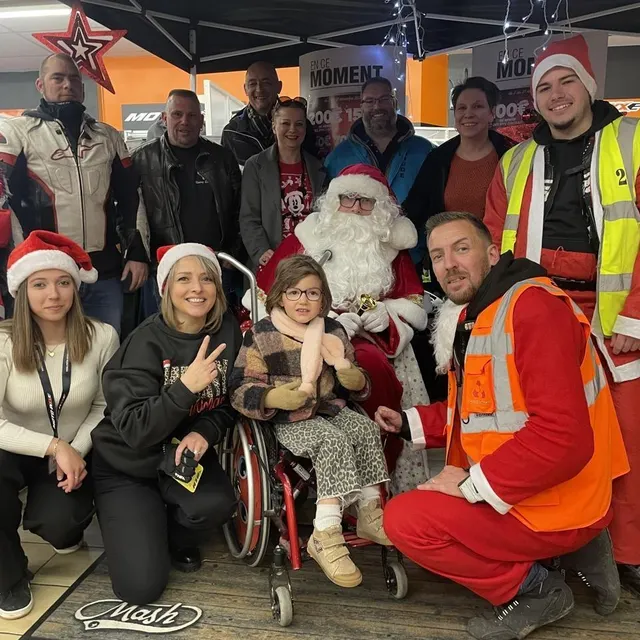 photo les membres du bureau du club balade moto alençonnaise, avec les employées du magasin moto axxe, et camille, une petite fille atteinte d’une maladie rare.  ©  ouest-france