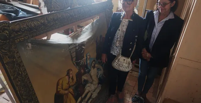 photo  la ménitré, le 9 septembre 2024. christiane henry, déléguée de la fondation du patrimoine, et catherine dazzi-rivière, conseillère municipale, soulignent l’urgence de la restauration du chemin de croix. ce tableau, le plus endommagé de la série, avait été mis à l’abri.  &copy;  archives co – agathe le nueff 