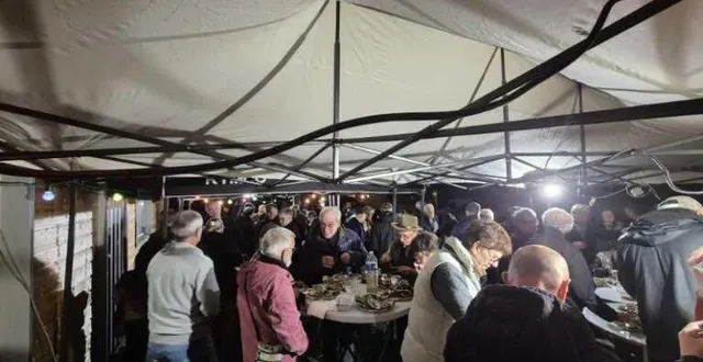 photo  à juigné, une partie du village s’est retrouvée pour soirée autour du vin local et de quelques huîtres, le vendredi 28 novembre 2025.  &copy;  cécile cottin 